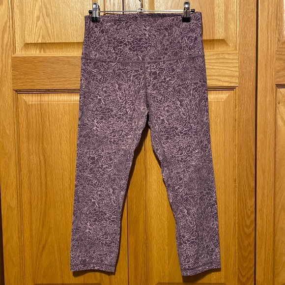 Lululemon purple knee length leggings size 8 - Picture 2 of 6